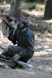 En person spiller paintball