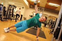 En mann trener styrke i Olympiaparken Sportssenter